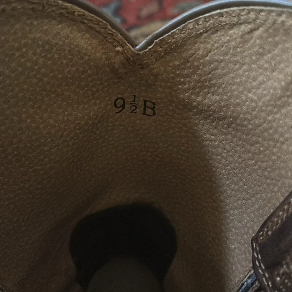 Ariat boots
Size 9.5
Nearly new condition, one a handful of times
Perfect treads - Picture 5 of 6